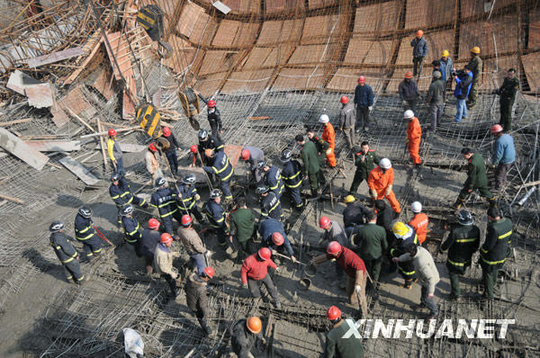 1月12日，救援人员在事故现场施救。 