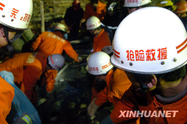 1月12日，救援人员在事故现场施救。