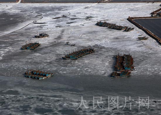 冰已将鱼船完全冻住  版权作品，请勿转载。.jpg