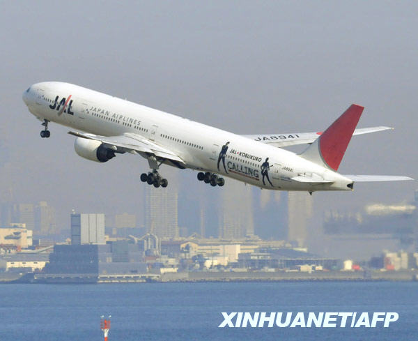 1月19日，在日本首都东京，一架日本航空公司的飞机从羽田机场起飞。