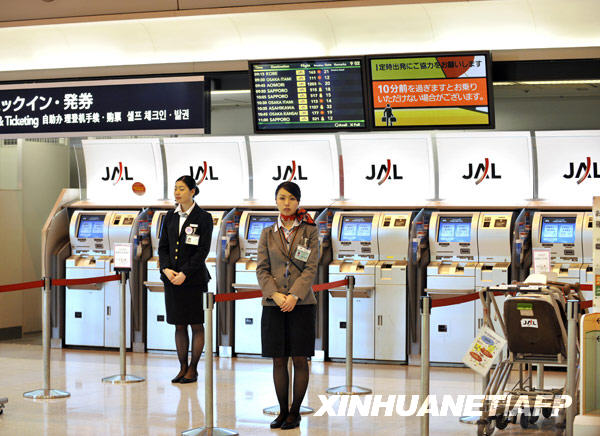 1月19日，在日本首都东京，日本航空公司的职员在羽田机场等待乘客。