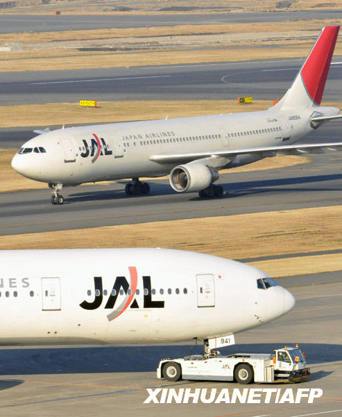 1月19日，在日本首都东京，日本航空公司的飞机在羽田机场滑行。