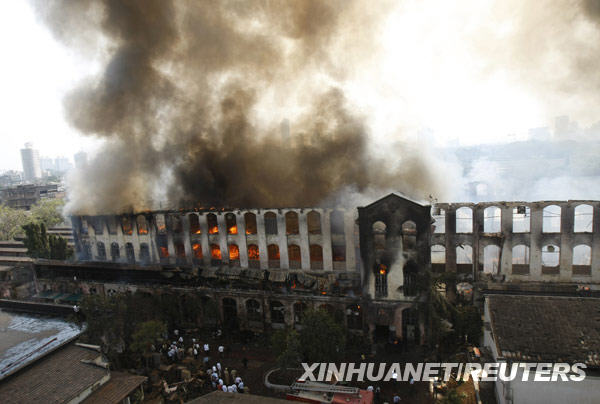  1月20日，印度孟买一家工厂燃起熊熊大火。目前伤亡情况和火灾原因不详。