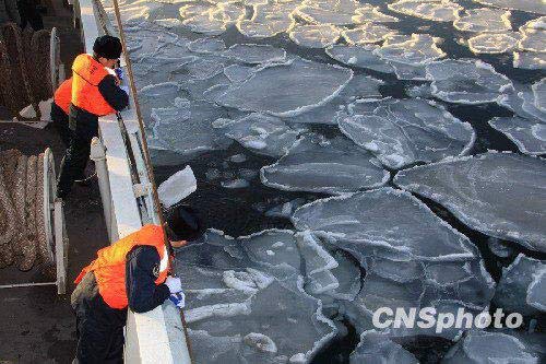 组图：中国海军破冰船犁破坚冰