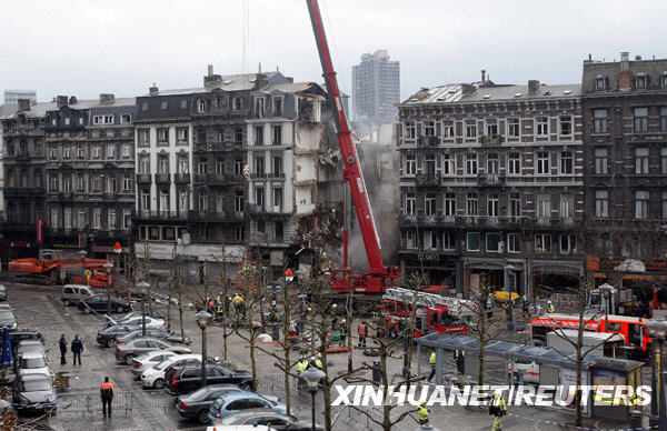 1月28日，救援人员在比利时东部城市列日市楼房倒塌事故现场进行搜救。这处建筑27日凌晨发生爆炸，数小时后倒塌，目前已造成9人死亡。随着救援工作的深入，死亡人数预计还会进一步增加。