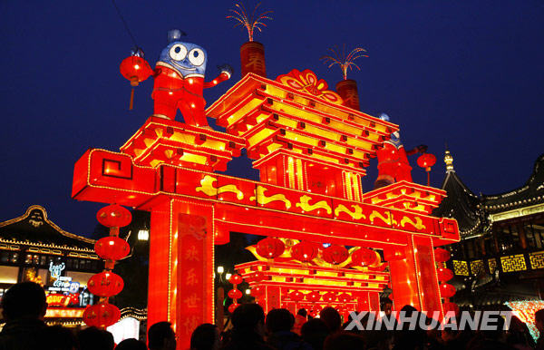 2月19日，游客正在豫园内参观以世博会中国馆和“海宝”为题材的彩灯。