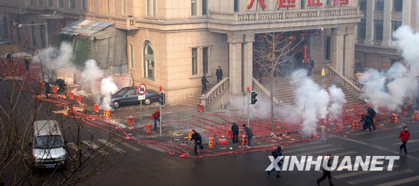 2月20日，大连街头一家商户在门前马路上点起长长的“开门炮”。