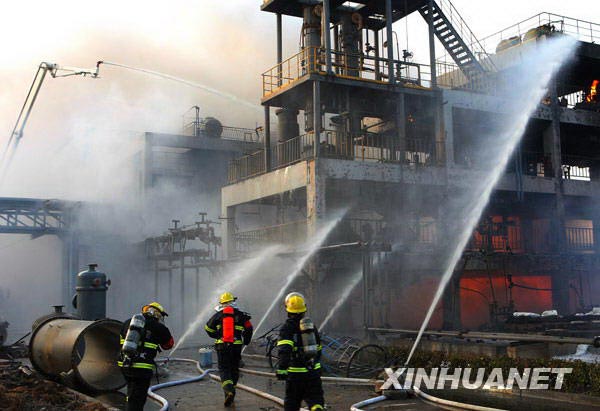 2月20日,浙江绍兴消防人员在火灾现场灭火。
