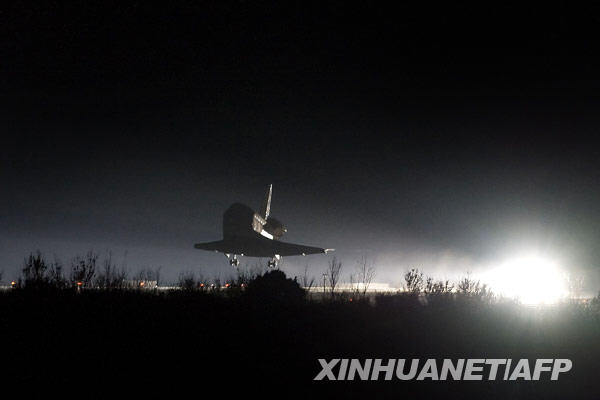 2月21日，美国“奋进”号航天飞机降落在佛罗里达州肯尼迪航天中心。