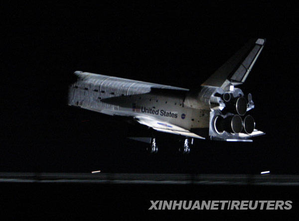 2月21日，美国“奋进”号航天飞机降落在佛罗里达州肯尼迪航天中心。