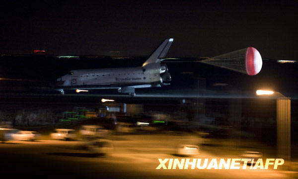 2月21日，美国“奋进”号航天飞机降落在佛罗里达州肯尼迪航天中心。