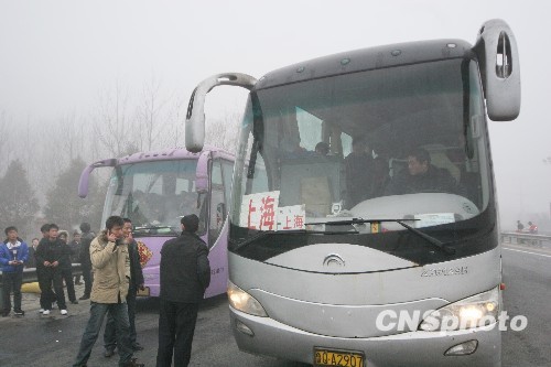 2月23日，在同三（同江至三亚）高速公路连云港赣榆收费站入口处，众多车辆排队等候放行。