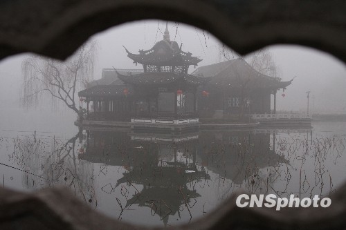 2月23日，江苏省扬州市出现新春首个大雾天气，春雾中的古城别有一番韵味。