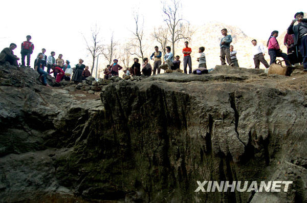 在广西隆林德峨乡常么村，村民在山洞外等候取地下水（2月22日摄）。