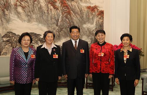 贾庆林与全国政协女副主席合影 3月7日,全国政协十一届三次会议在北京人民大会堂举行第二次全体会议。大会适逢“三八”妇女节前夕,中共中央政治局常委、全国政协主席贾庆林与全国政协四位女副主席张梅颖(右二)、张榕明(左二)、林文漪(左一)、王志珍(右一)一起合影留念。 新华社记者 兰红光摄