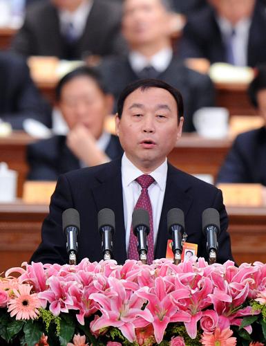 3月7日,全国政协十一届三次会议在北京人民大会堂举行第二次全体会议。这是闫冰竹委员作《关于支持中小银行发展的几点建议》的发言。新华社记者 李涛 摄