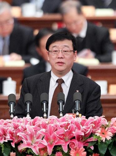 3月7日,全国政协十一届三次会议在北京人民大会堂举行第二次全体会议。这是李钺锋委员代表台盟中央、全国台联作《支持台资西进 密切两岸合作 助推西部地区建立健全现代产业体系》的发言。 新华社记者 谢环驰 摄