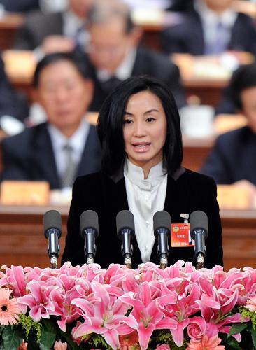 3月7日,全国政协十一届三次会议在北京人民大会堂举行第二次全体会议。这是刘迎霞委员作《增强民营企业可持续发展信心 促进国民经济又好又快发展》的发言。新华社记者 李涛 摄