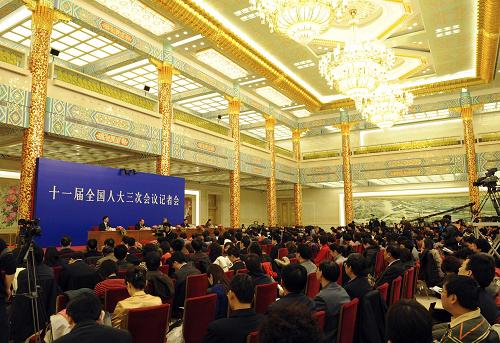 3月10日,十一届全国人大三次会议在北京人民大会堂举行记者会,全国人大环境与资源保护委员会主任委员汪光焘、国家发展和改革委员会副主任解振华、环境保护部副部长张力军就节能减排和应对气候变化问题答记者问。新华社记者 杨纯 摄