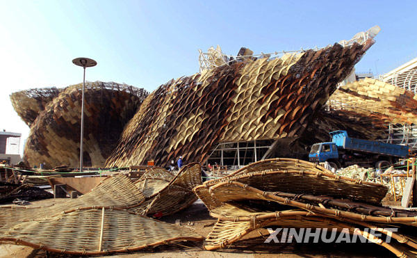 西班牙馆的外墙被8万多片柳条编织板覆盖，整个建筑象一个巨大的柳条篮子（3月11日摄）。