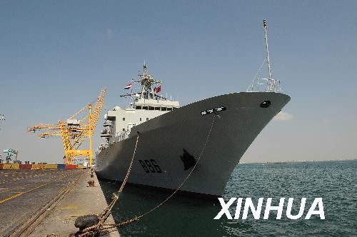 中国海军护航编队“千岛湖”综合补给舰停靠也门亚丁港（1）(图)