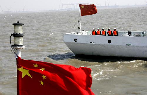 船舶航行在上海长江口外高桥码头水域(3月10日摄)。 新华社记者 陈飞 摄