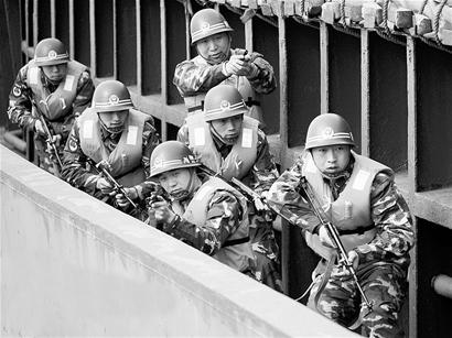 山东海警举行世博会安保演练