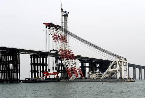 3月23日,起重船在大沽河航道桥施工现场吊装钢箱梁。 新华社记者 李紫恒 摄