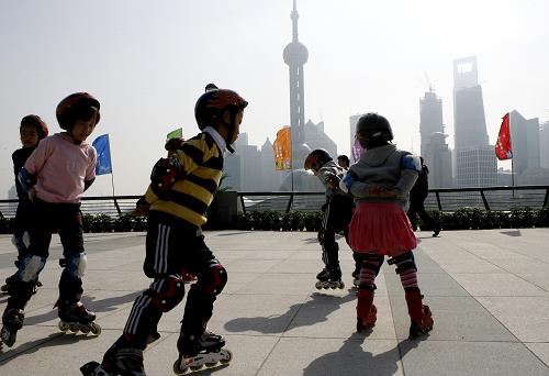 3月28日,孩子们在上海外滩亲水平台上玩耍。 当日,经过建设者为期33个月的精心施工,上海市外滩地区综合改造工程全面竣工并向社会开放。此次外滩改造工程涉及外滩通道建设、滨水区改造、渗透墙建造、排水系统改建、公交枢纽和地下空间开发等六大工程项目。 新华社记者陈飞摄