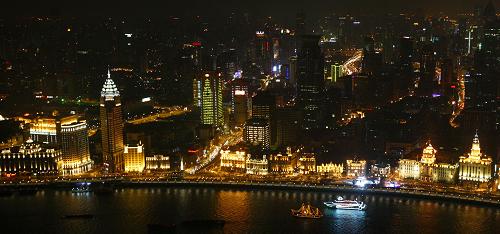 这是新外滩夜景(3月27日摄)。 3月28日,经过建设者为期33个月的精心施工,上海市外滩地区综合改造工程全面竣工并向社会开放。此次外滩改造工程涉及外滩通道建设、滨水区改造、渗透墙建造、排水系统改建、公交枢纽和地下空间开发等六大工程项目。 新华社记者裴鑫摄