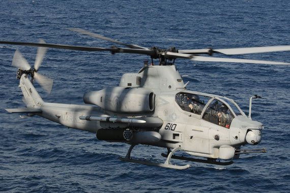 2010年8月2日，AH-1Z攻击直升机在黄蜂号两栖攻击舰上测试