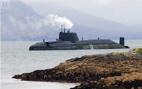 英国搁浅核潜艇遭救援拖船撞破(组图)