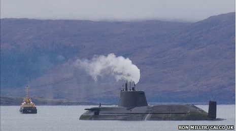 英国搁浅核潜艇遭救援拖船撞破(组图)