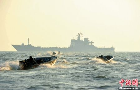 中国南海实兵军演引发关注(组图)