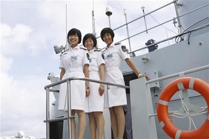 图文：飒爽女海兵 海上体验“舰长梦”