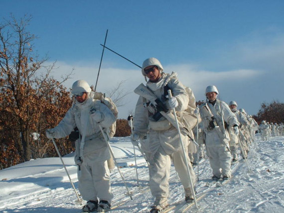 资料图：日本陆上自卫队士兵雪地训练