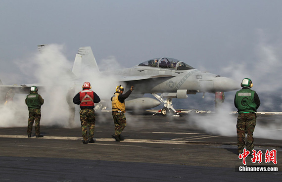 美国海军F/A-18F超级大黄蜂战机从“乔治·华盛顿”号航母甲板上起飞