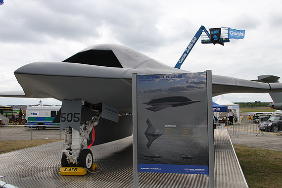 组图：X-47B联合无人空战系统飞机亮相范堡罗