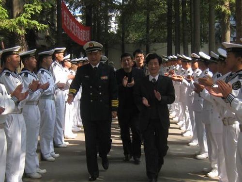 中国第二艘船坞登陆舰被命名为井冈山号(图)