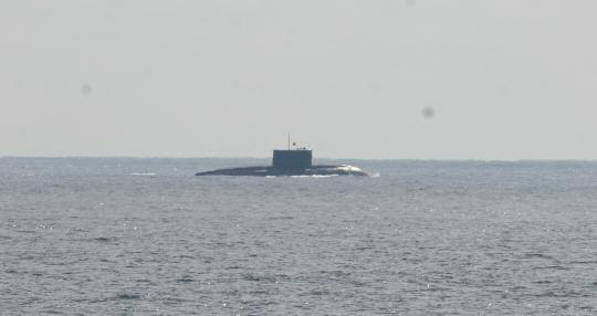 4月10日日本海上自卫队拍摄到的中国海军基洛级潜艇照片。