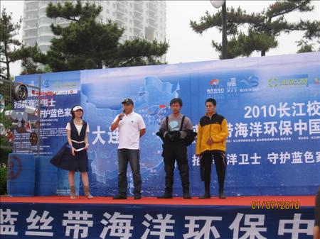 图为：展示潜水清理水下垃圾