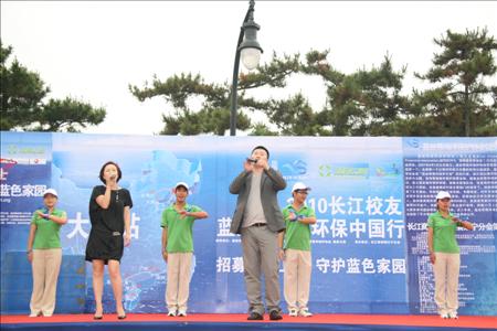 图为：环保演出活动