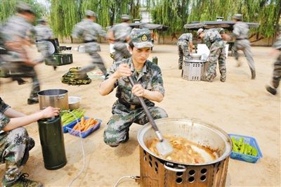 7.6军事快报:新型舰载气垫艇远洋护航