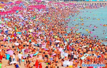 青岛：浒苔基本消失 市民挤爆浴场避暑