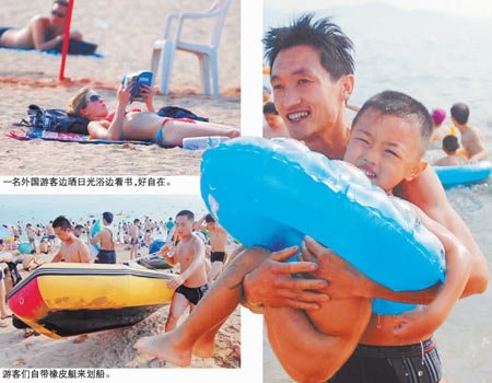 青岛：浒苔基本消失 市民挤爆浴场避暑