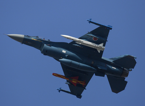 日本F-2A支援战机加挂ASM-3导弹试飞