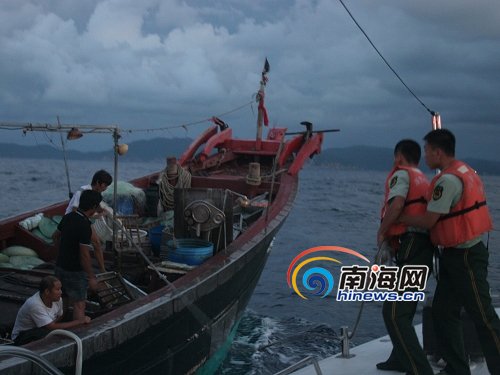 渔民海上作业突然昏迷 三亚海警出动成功救助