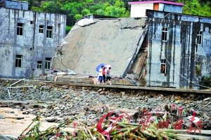广东暴雨致55人遇难42人失踪 洪水劈掉半边房