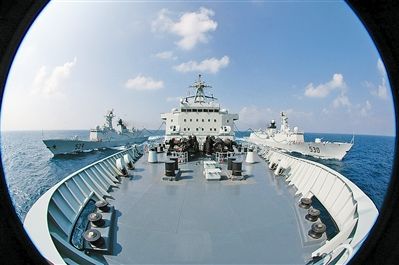 “千岛湖”舰在亚丁湾上同时为“舟山”舰和“徐州”舰进行液货补给。  特约记者 方立华摄