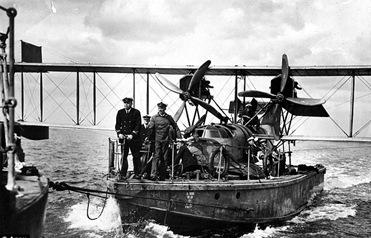 远亲：英国“皇家方舟”号航空母舰（HMS Ark Royal）正是由长仅58英尺的1918年造航母发展而来，而今的长度已经是原来的十倍。